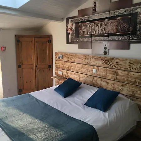 Hotel Logis De Valaurie